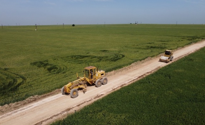 Ceylanpınar kırsalında yol yapım çalışmaları sürüyor