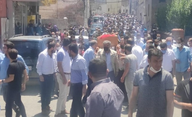 Stajyer avukat, son yolculuğuna cübbesiyle uğurlandı