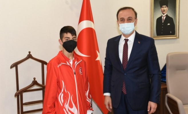 Genç şampiyon başarısını Vali Erin’le paylaştı