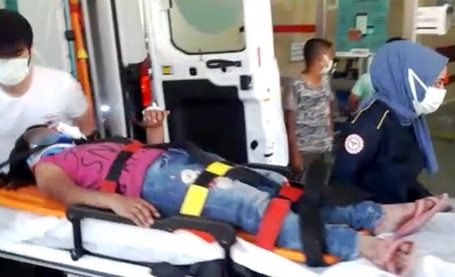 Sokakta mendil satan çocuğa otomobil çarptı