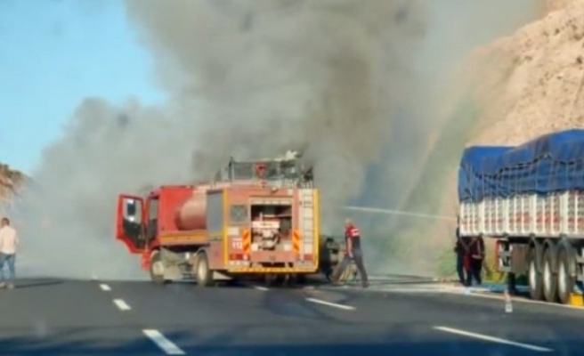 Şanlıurfa-Gaziantep otoyolunda TIR yangını