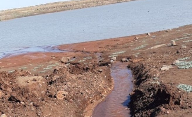 Balıklar ölmesin diye kuyudan gölete su takviyesi
