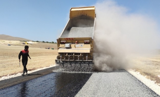 Şanlıurfa kırsalında yollar asfaltla buluşuyor