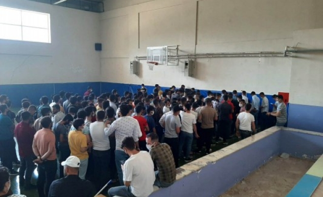 Şanlıurfa'da asker adaylarının test kuyruğu