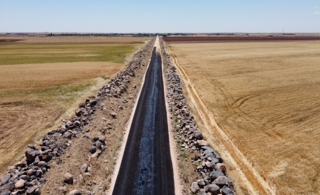 Siverek kırsalı asfaltla buluşuyor  
