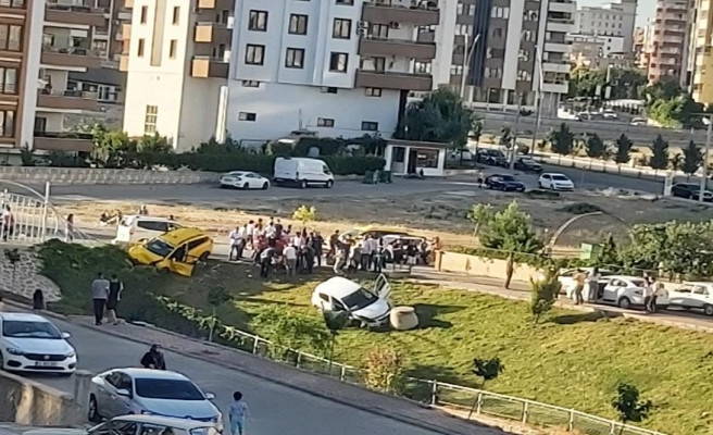 Karaköprü'de trafik kazası: 4 yaralı (-EK)