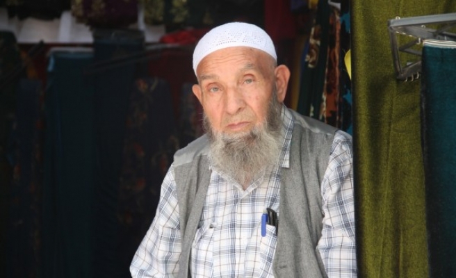Yaşlı adam, mesleğini 40 yıldır sürdürüyor