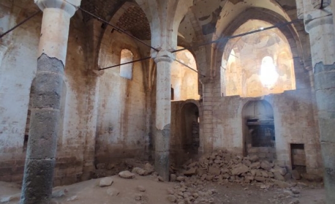 Defineciler tarihi kiliseyi talan etti