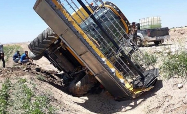 Biçerdöver hasat yaparken devrildi