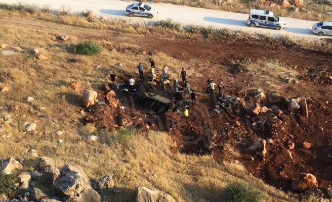 Şanlıurfa’da otomobil uçuruma devrildi