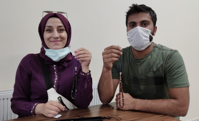 Yaptıkları tespihleri babalarına hediye ettiler