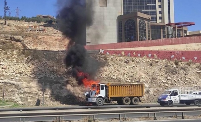 Seyir halindeki kamyon alev aldı