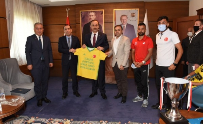 Süper Lige çıkan Suruç Hokey Takımı Vali Erin’i ziyaret etti