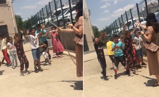 Şanlıurfa'da öğretmen öğrencilerini suyla serinletti