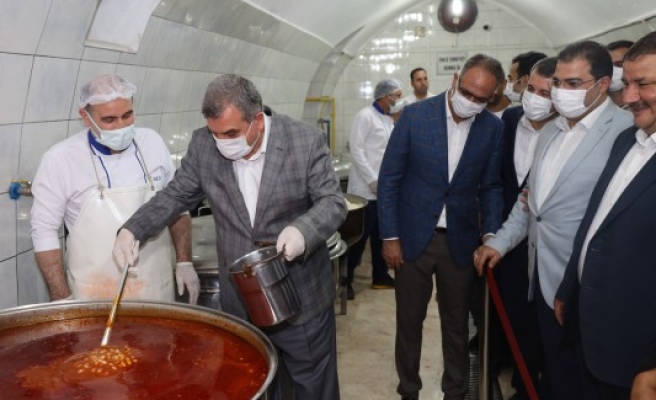 Başkanlar kendi elleriyle yemek dağıttı