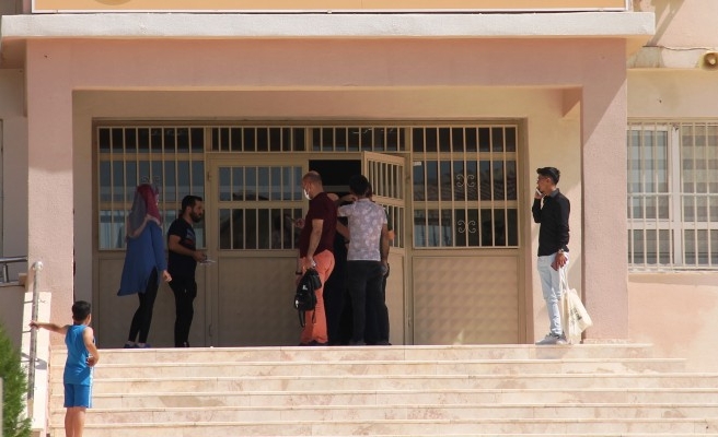 Sınava geç kalan öğrenciler, sınıflara alınmadı