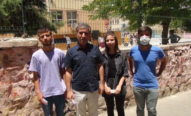 Baba ve 3 çocuğu YKS sınavına birlikte girdi