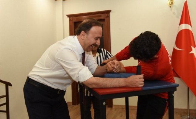 Vali Erin, şampiyon sporcuyla bilek güreşi yaptı