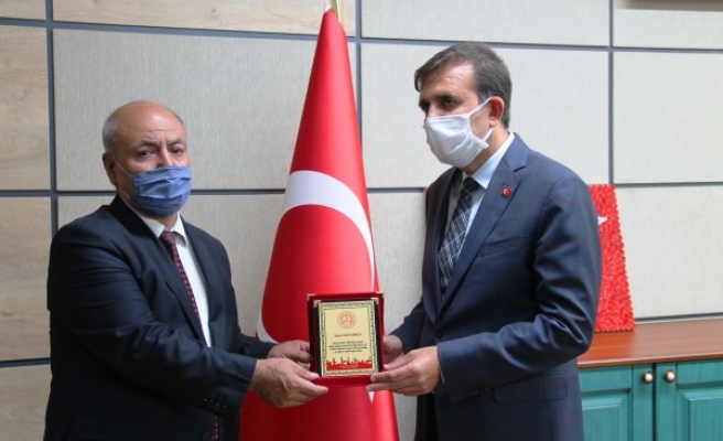 Cahit öğretmene teşekkür plaketi verildi