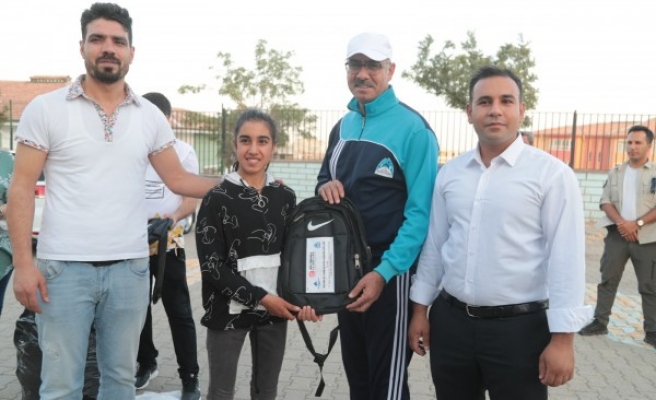 Kuş, öğrencilere eğitim seti ve spor malzemesi dağıttı