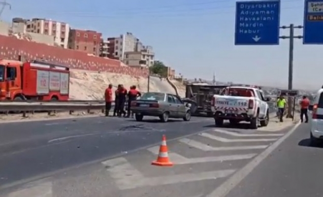 Kamyonet ile otomobil çarpıştı