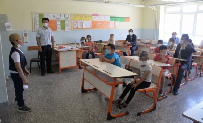 İlkokuluna Milli Eğitim Müdürü olarak gitti