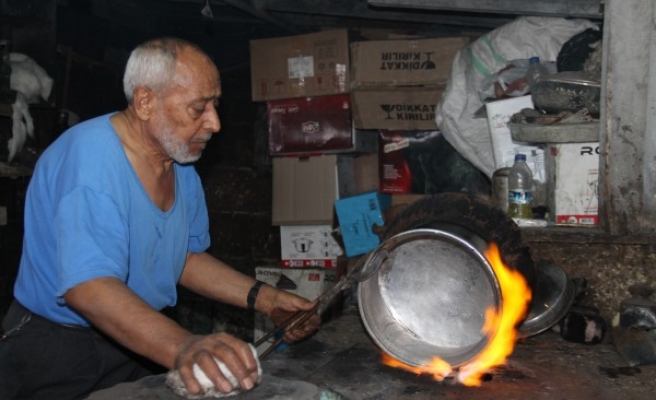 90 derecelik sıcaklıkta mesleğini yaşatmaya çalışıyor