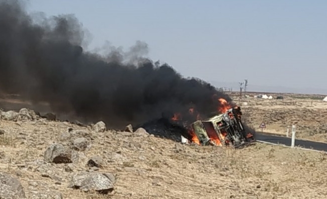 Şanlıurfa’da devrilen TIR alev aldı