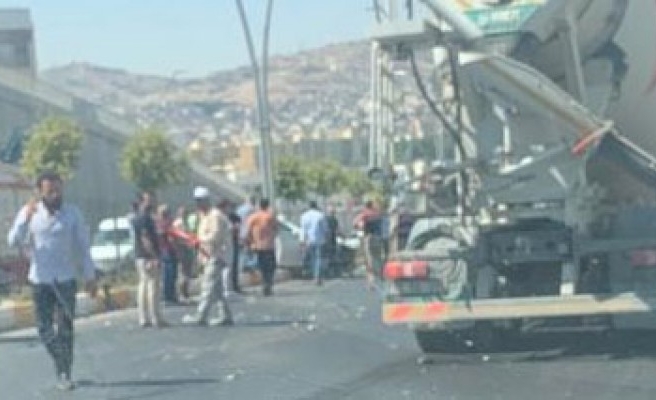 Kontrolden çıkan otomobil refüje çarptı