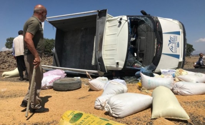 Siverek’te kamyonet devrildi