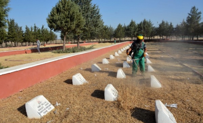 Mezarlıklarda bayram temizliği başlatıldı