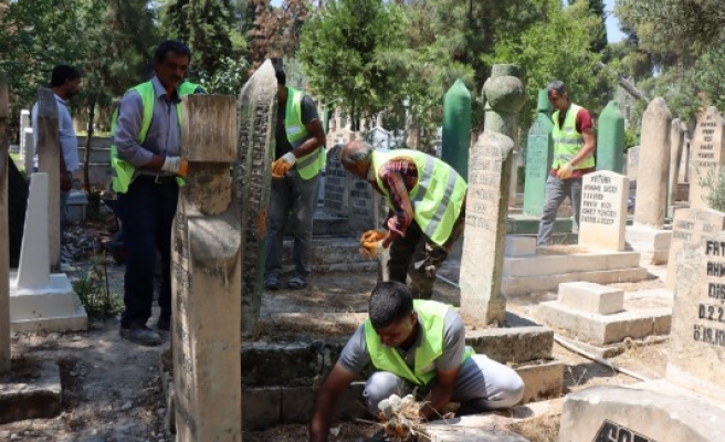 Şanlıurfa'da mezarlıklar Kurban Bayramı'na hazır