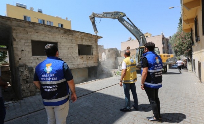 Haliliye'de riskli binalar yıkılıyor