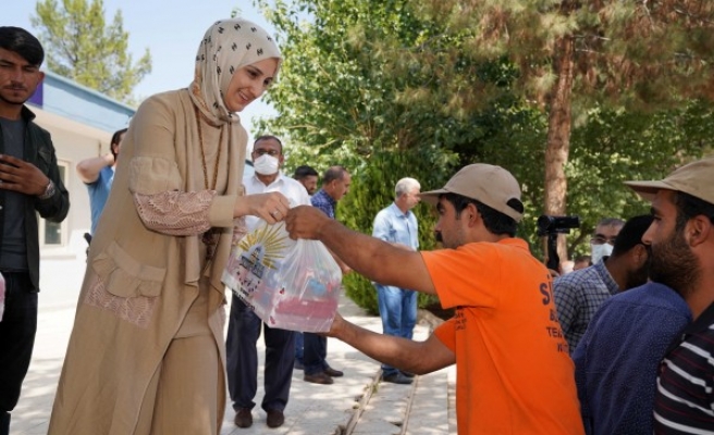 Çakmak, belediye personelleriyle bayramlaştı