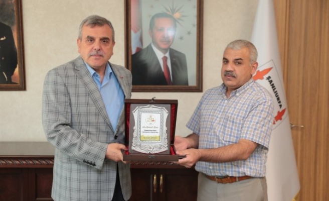 Beyazgül’den emekliye ayrılan Esen’e teşekkür plaketi 