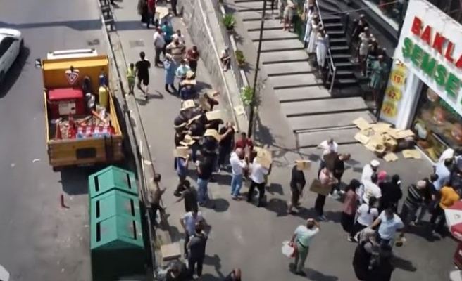 Urfa baklavası için metrelerce kuyruk oluştu