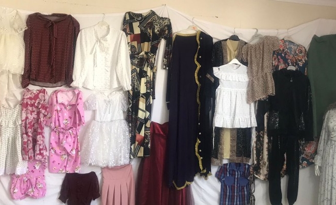 El emeği göz nuru kıyafetler çocukların yüzünü güldürdü