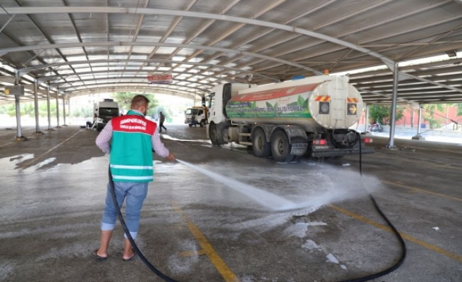 Karaköprü'de kesim yerleri dezenfekte edildi
