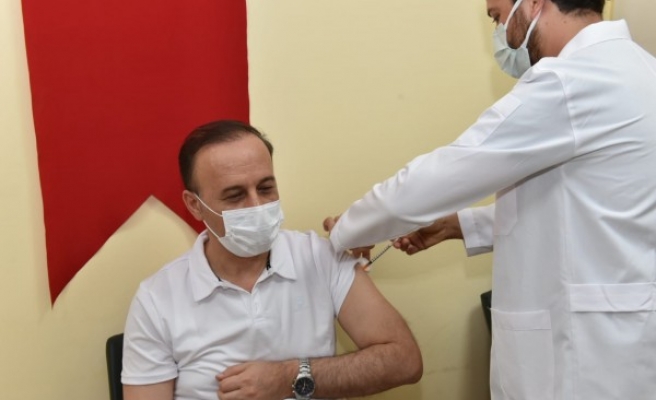 Vali Erin, 3'üncü doz aşısını oldu