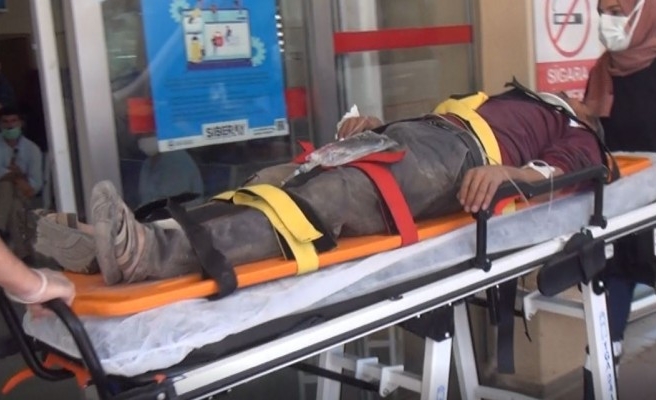 Şanlıurfa'da araç elektrik direğine çarparak durabildi