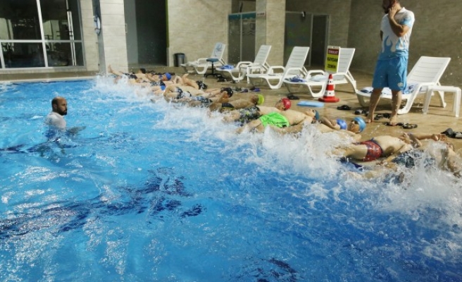 Haliliye'de çocuklar yüzme öğreniyor