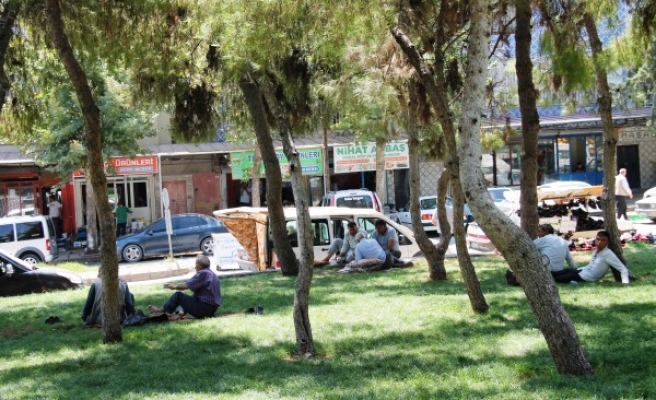 Hava sıcaklığı, parklara akın ettirdi