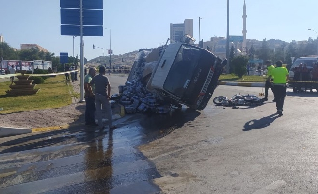 Kamyonet ile motosiklet çarpıştı: 1ölü, 1 yaralı