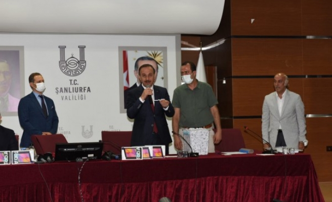 Aşı olan gençler, hediyelerini kurayla aldı