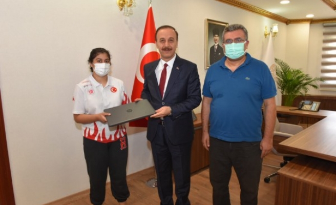 Vali Erin, şampiyonları ödüllendirdi