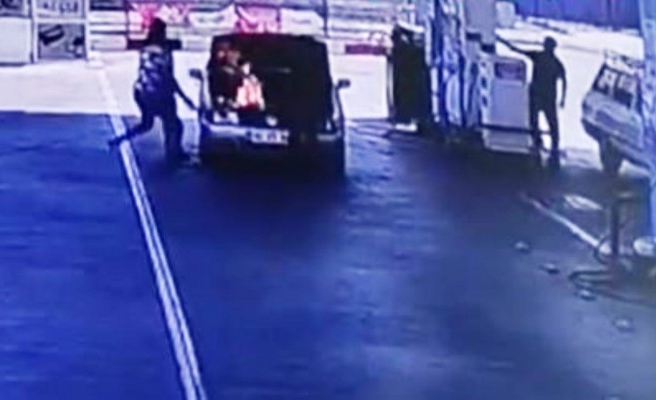 Otomobil bir anda alev aldı