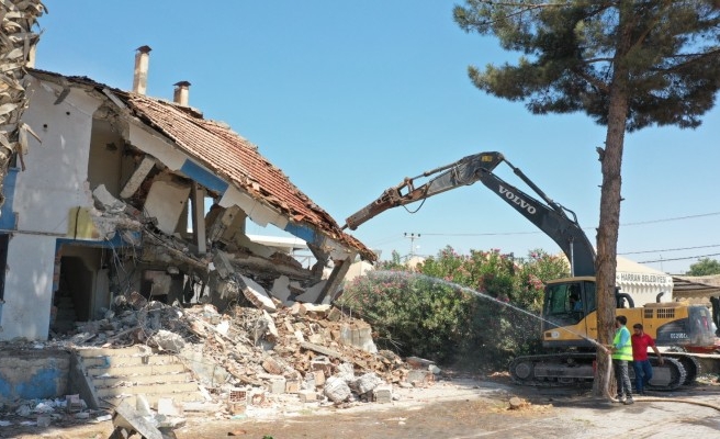Görüntü kirliliğine neden olan bina yıkıldı