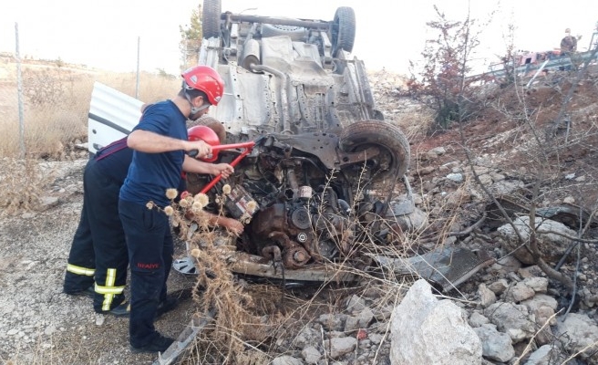 Şanlıurfa’da hafif ticari araç şarampole devrildi