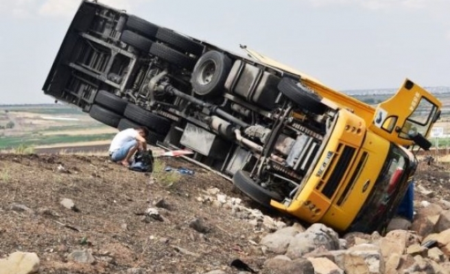 Şanlıurfa'da TIR devrildi: 3 yaralı