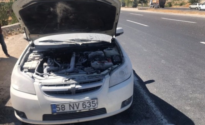 Seyir halindeki otomobil alev aldı